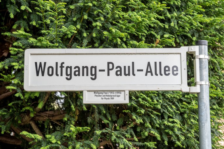 Wolfgang_Paul_Allee_(Bonn)_jm02214.jpg